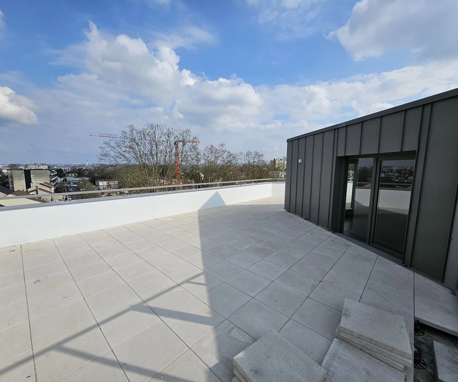 T3 SUD EST OUEST DERNIER ETAGE 104M2 DE TERRASSE PARKING