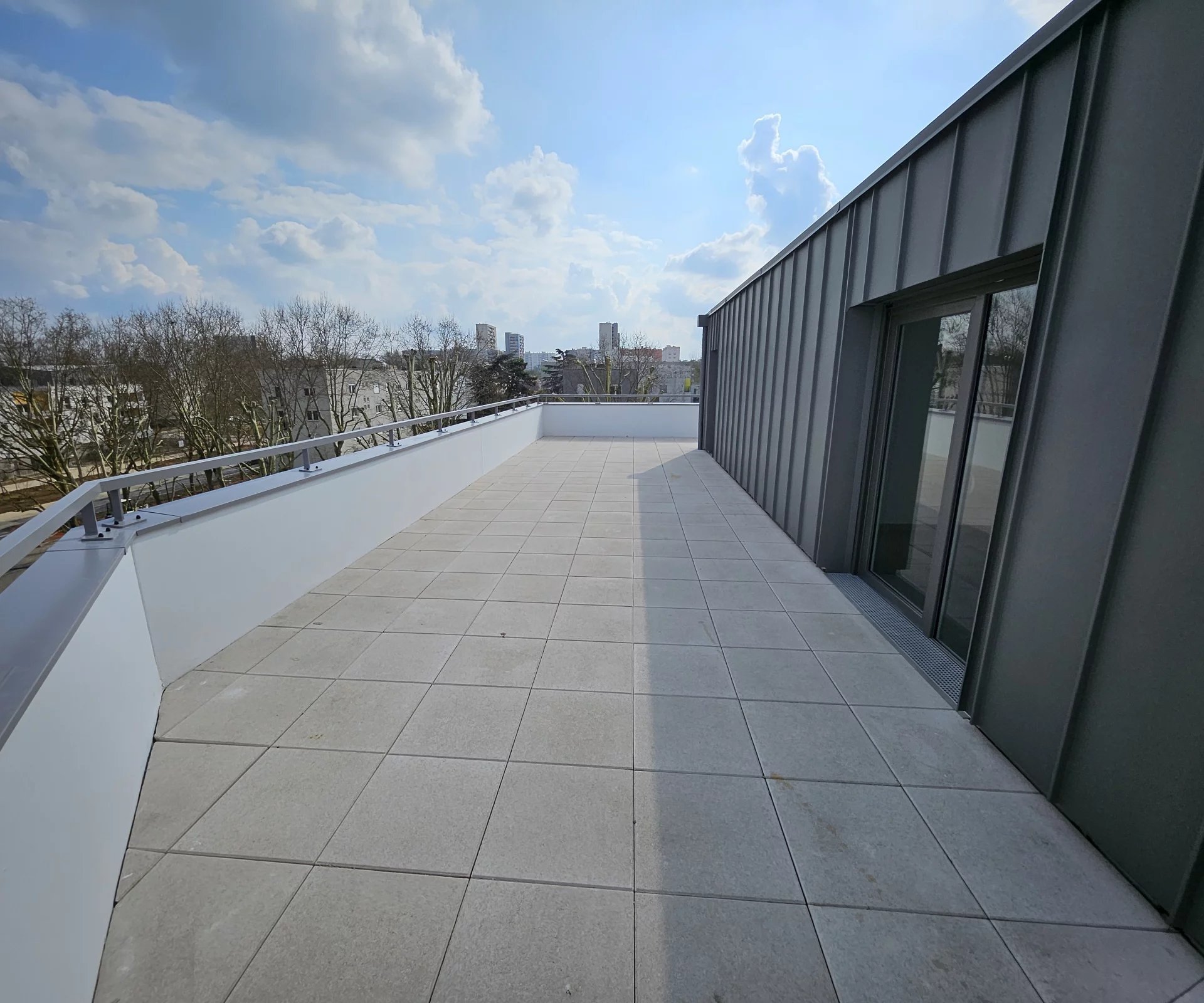 T3 SUD EST OUEST DERNIER ETAGE 104M2 DE TERRASSE PARKING