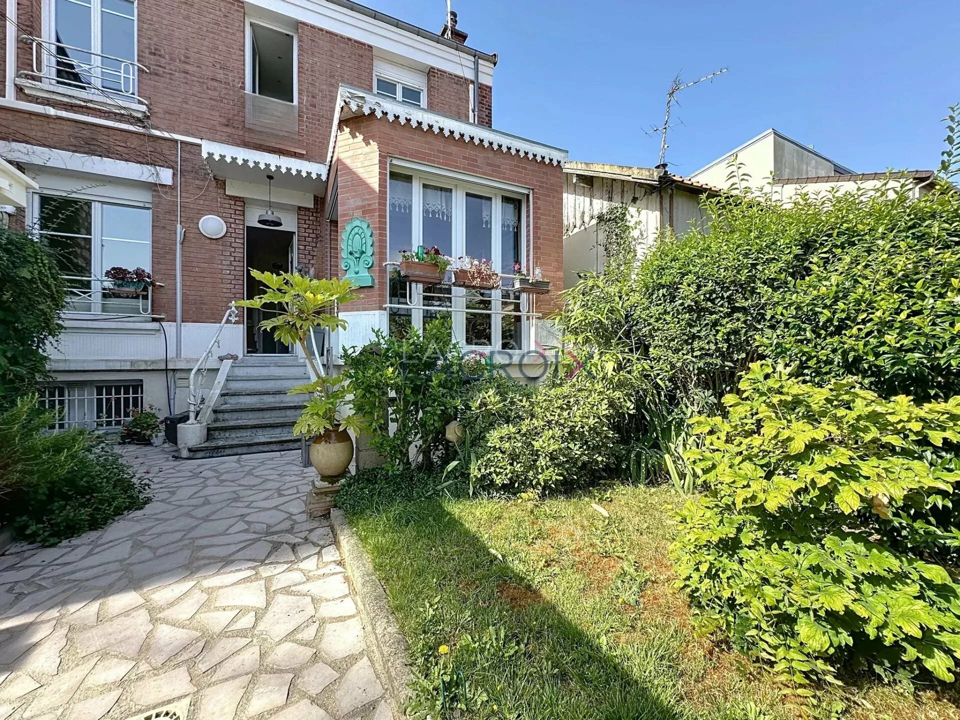 Maison de ville, 3 chambres à 2 pas du RER B
