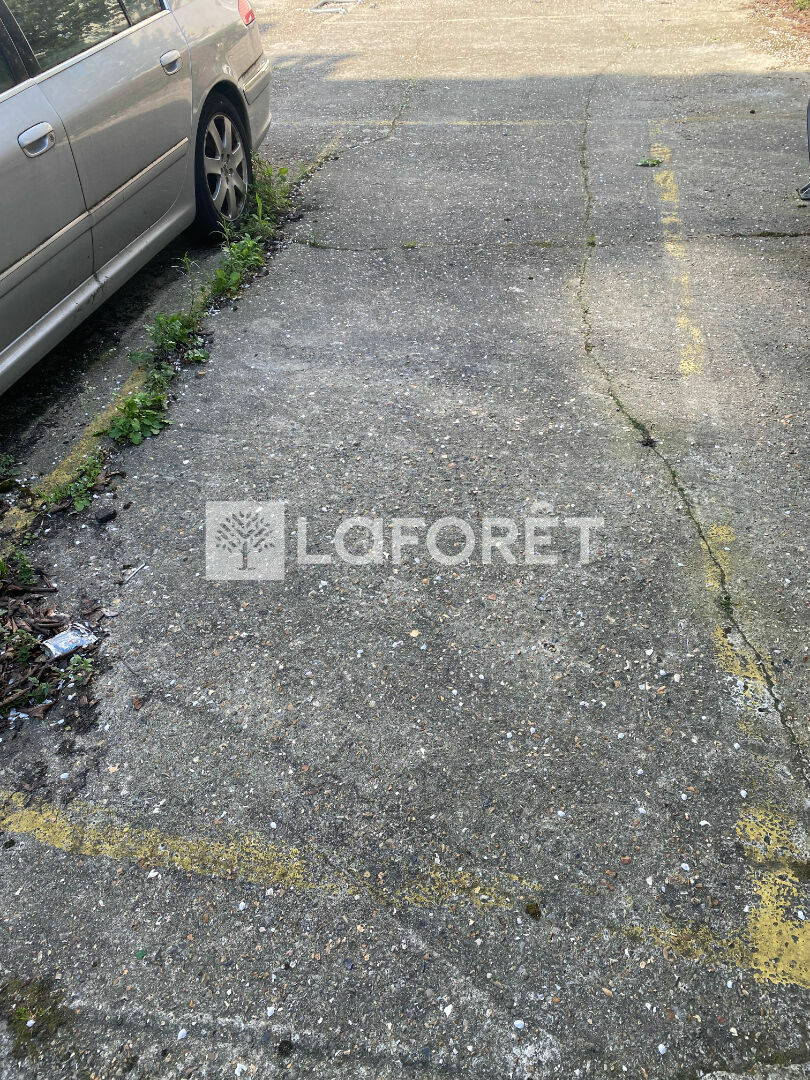 parking 80€ 20m2
