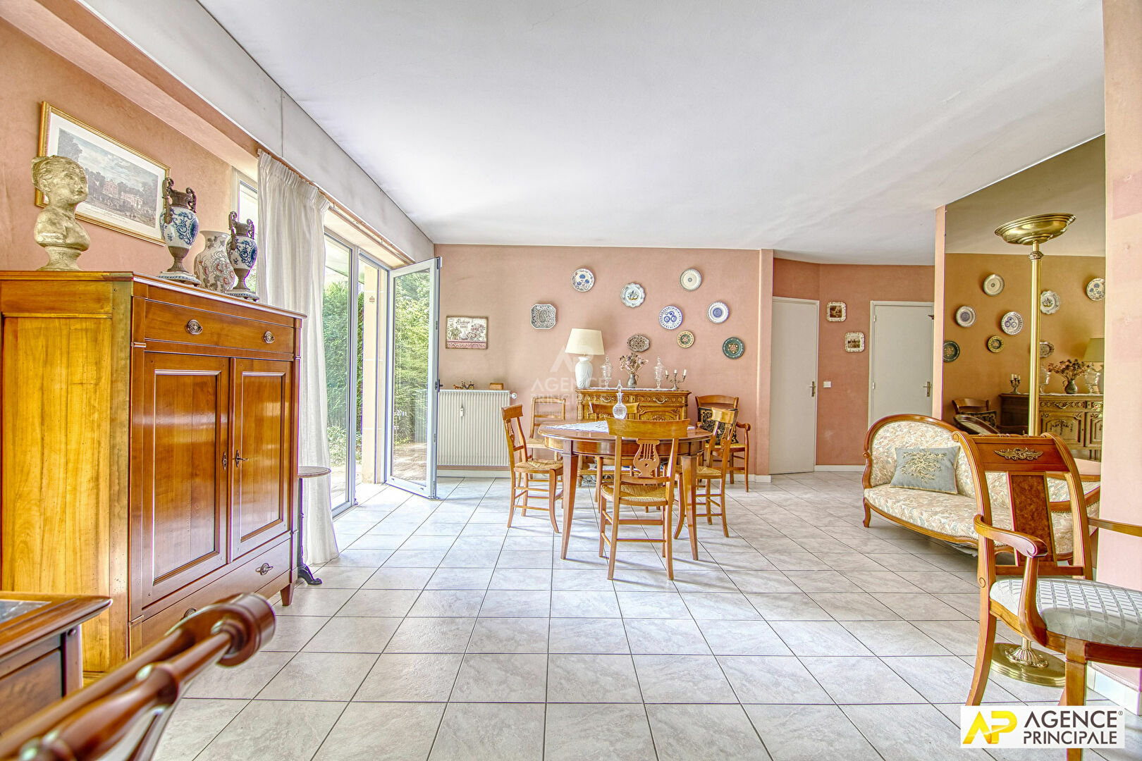 Versailles Clagny Appartement 5 pièces 113 m2 rez-de-jardin avec ascenseur, cave et parking et box en sous-sol