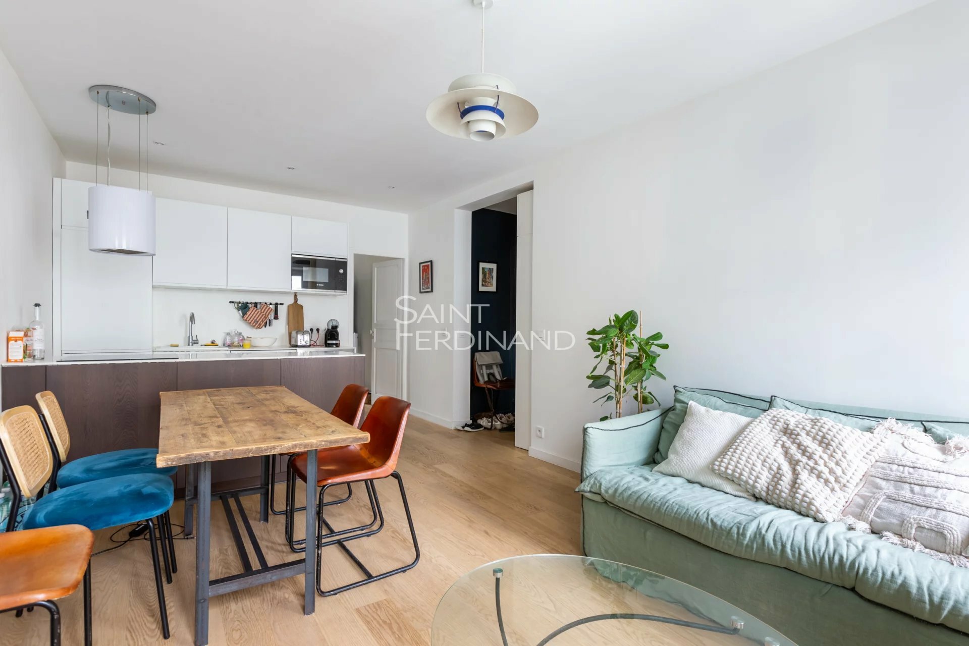 Heart of Batignolles, 17th arrondissement of Paris. 3-room apartment with 2 bedrooms. In perfect condition.