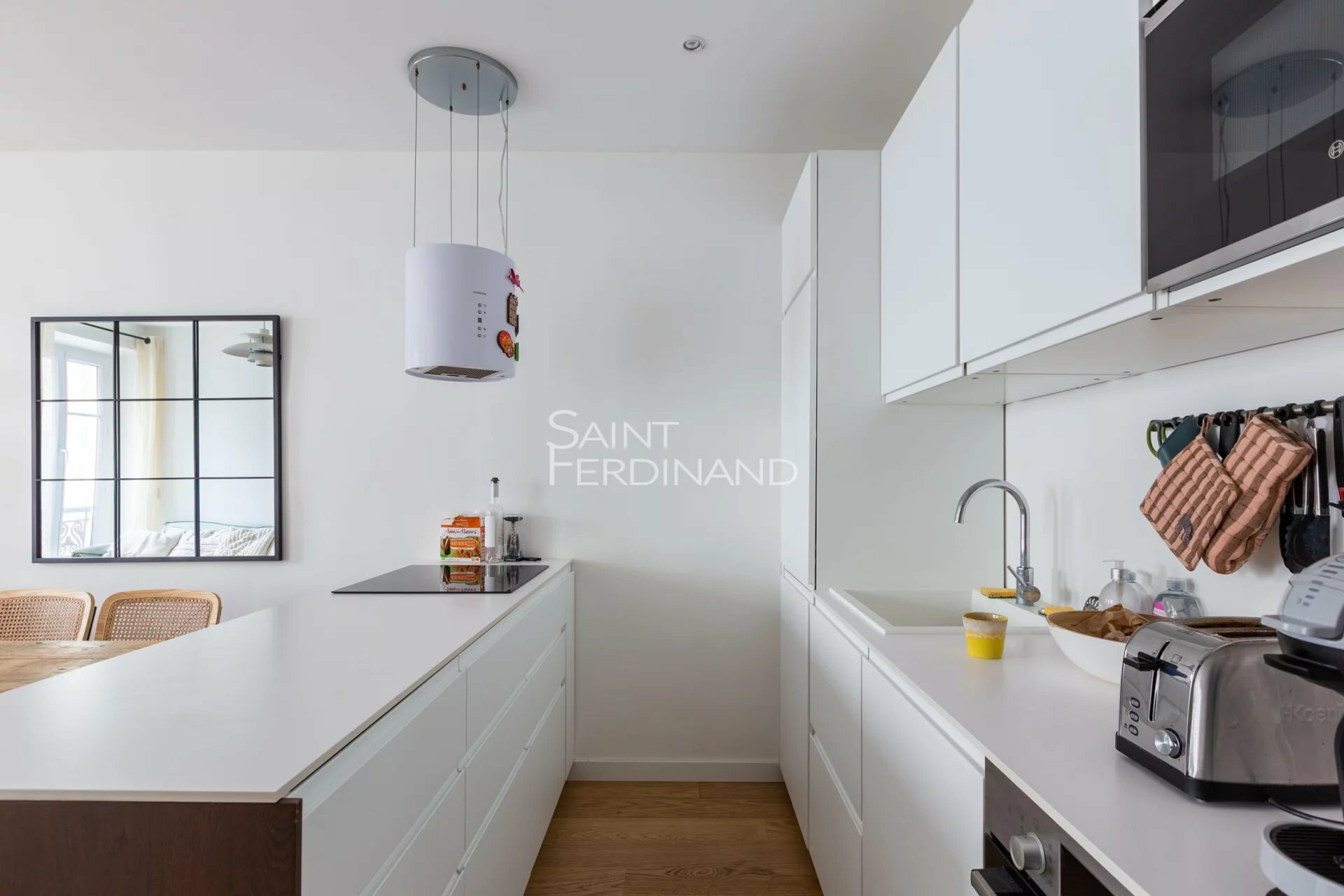 Heart of Batignolles, 17th arrondissement of Paris. 3-room apartment with 2 bedrooms. In perfect condition.