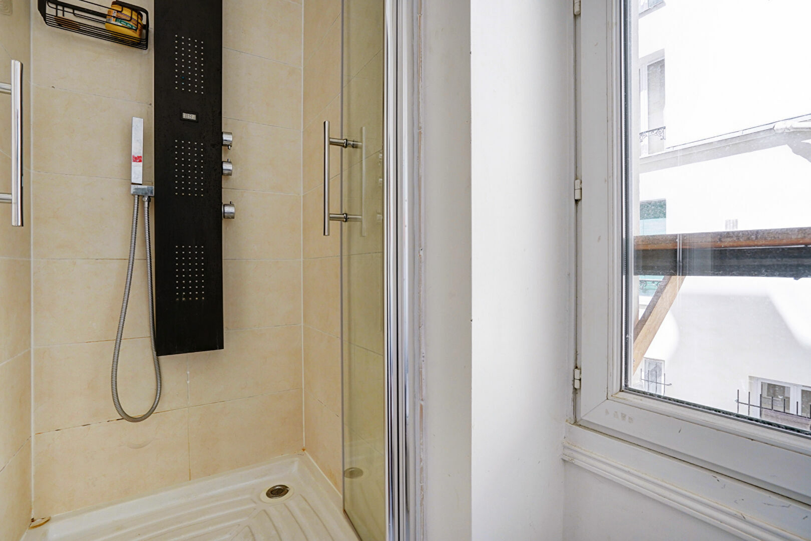 Quiet studio overlooking the courtyard on Marcadet Street