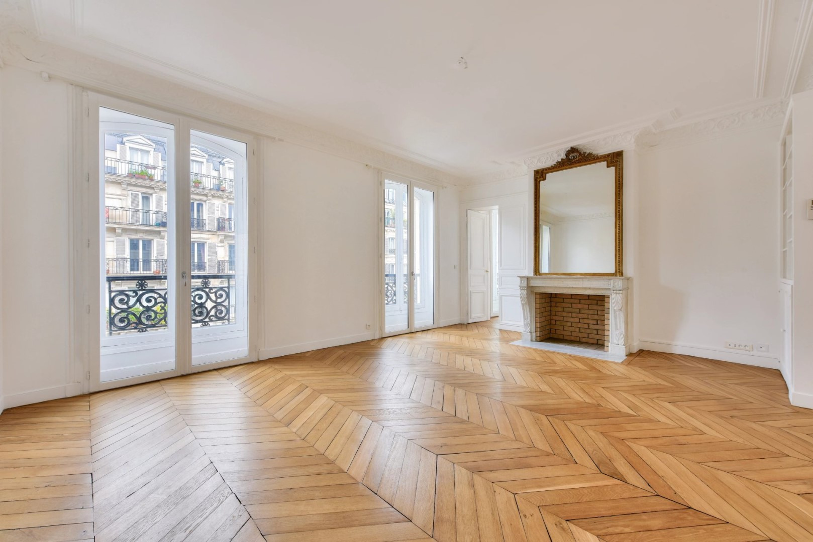 Renovated 5-Room Apartment 144 sqm Rue de Rivoli Paris 4