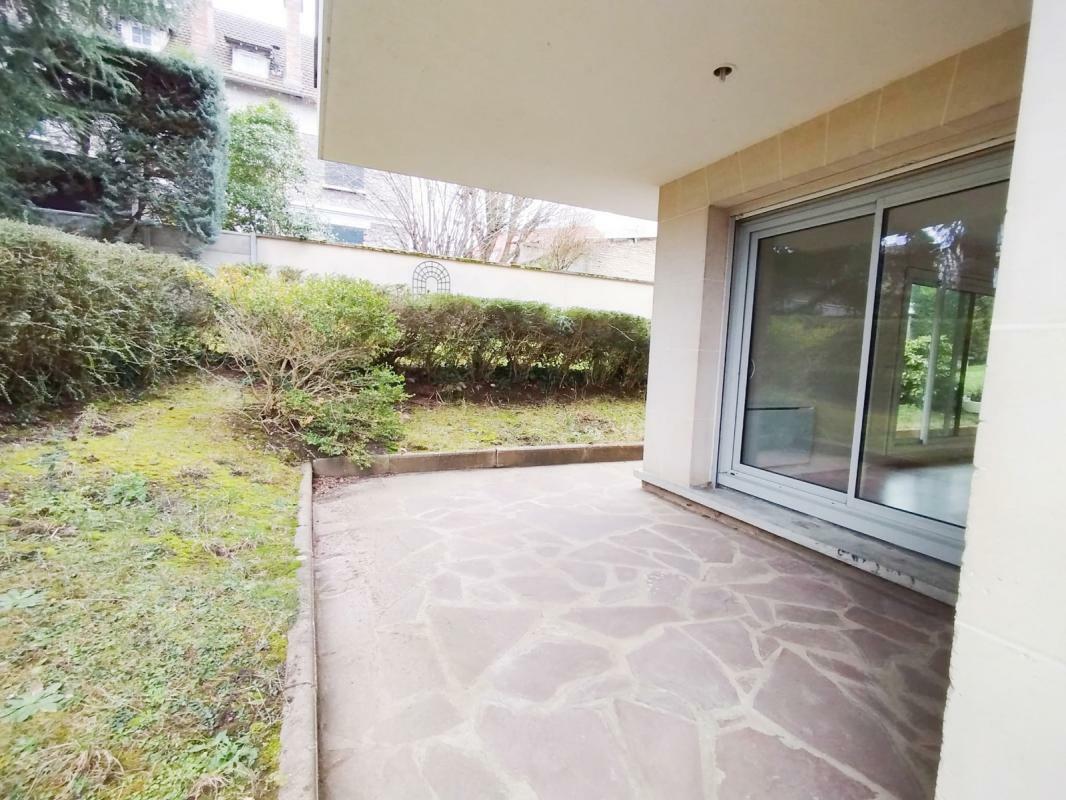 SAINT GERMAIN EN LAYE - GRAND APPARTEMENT AVEC TERRASSE