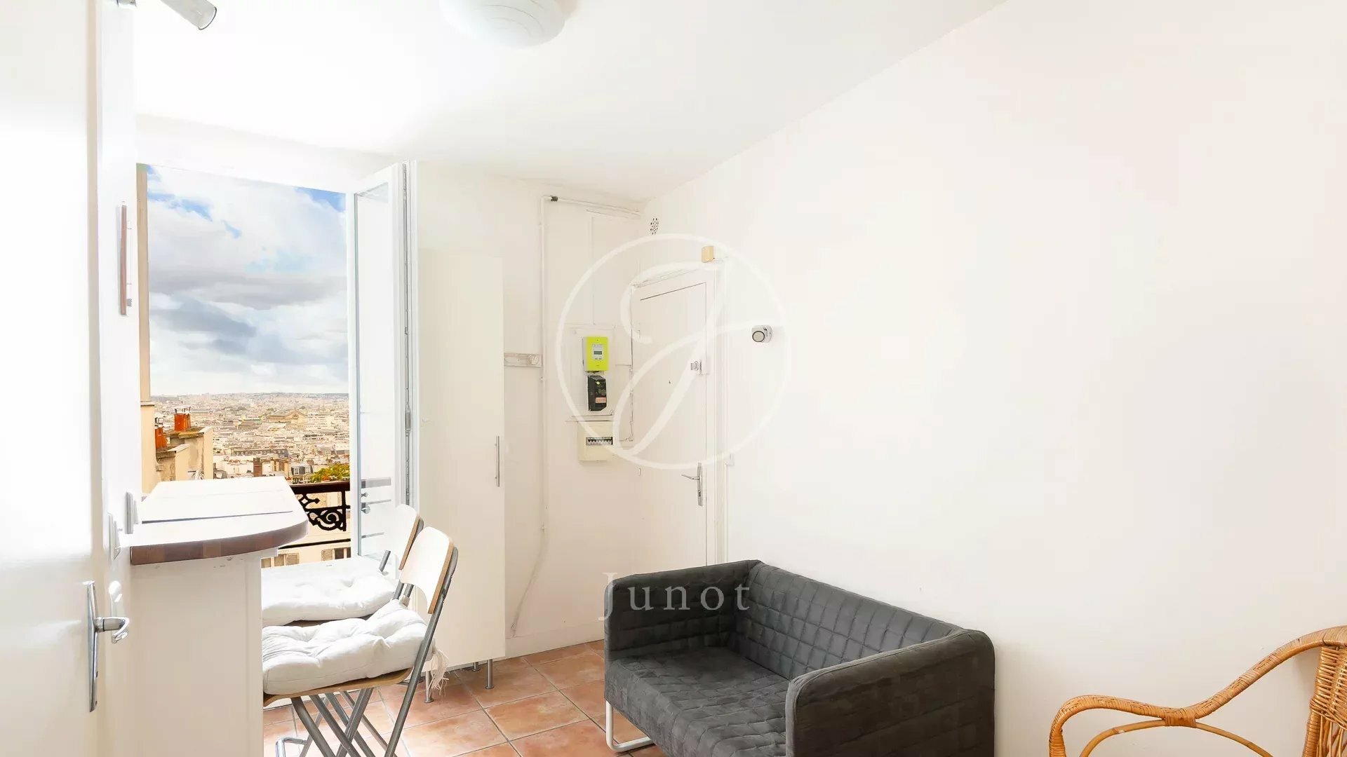 Paris 18th - ABBESSES - Apartment for sale - 2 rooms - 24.54 sqm Carrez - 1 bedroom - Panoramic views of Paris and the Sacré-Cœur.