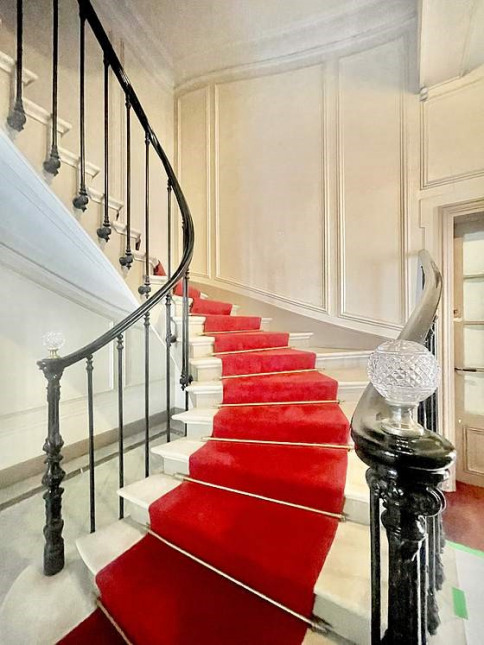 152 sqm apartment for rent in PARIS 8