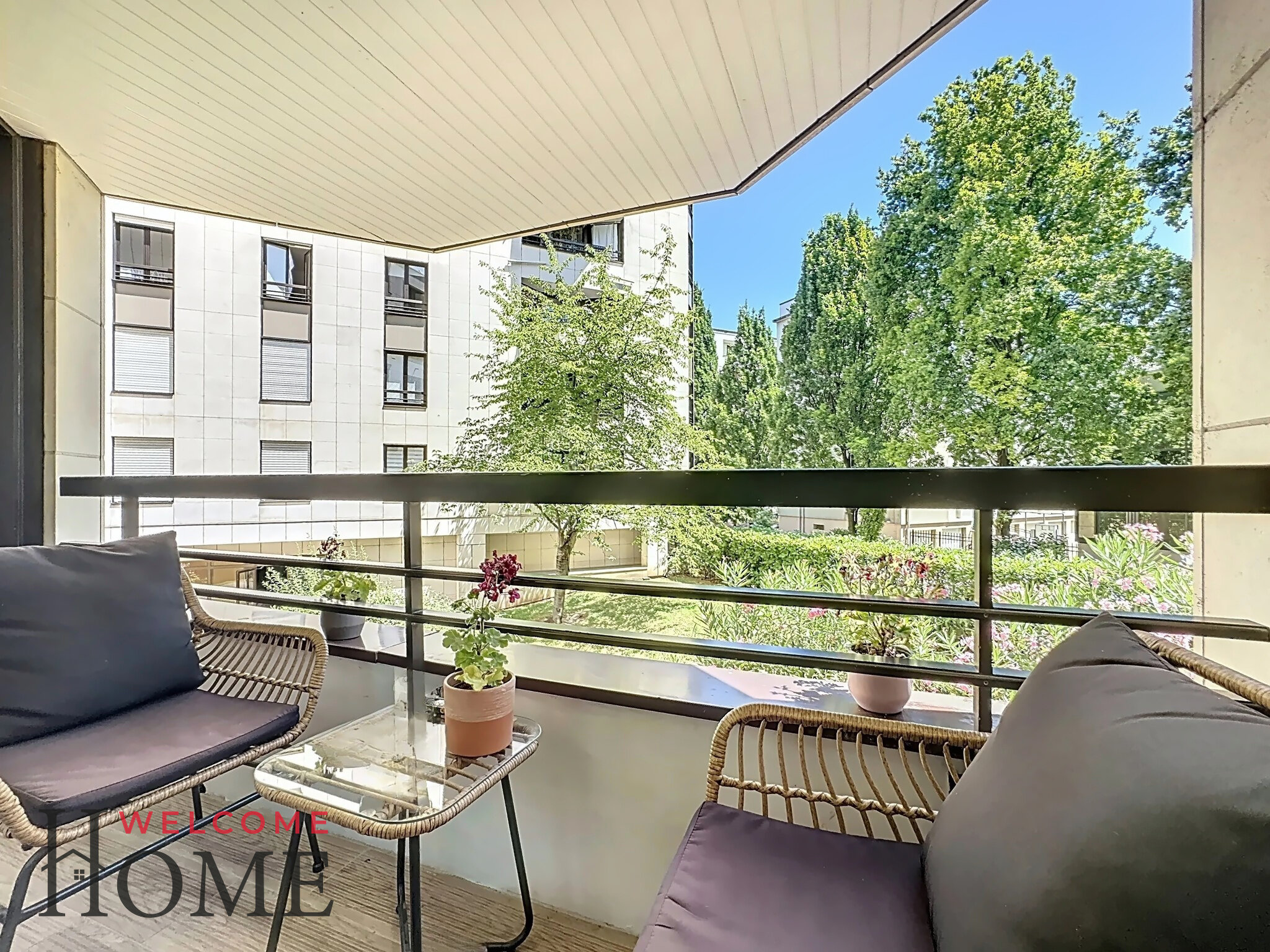 126 sqm Apartment with Balcony - 5 Rooms in Levallois-Perret
