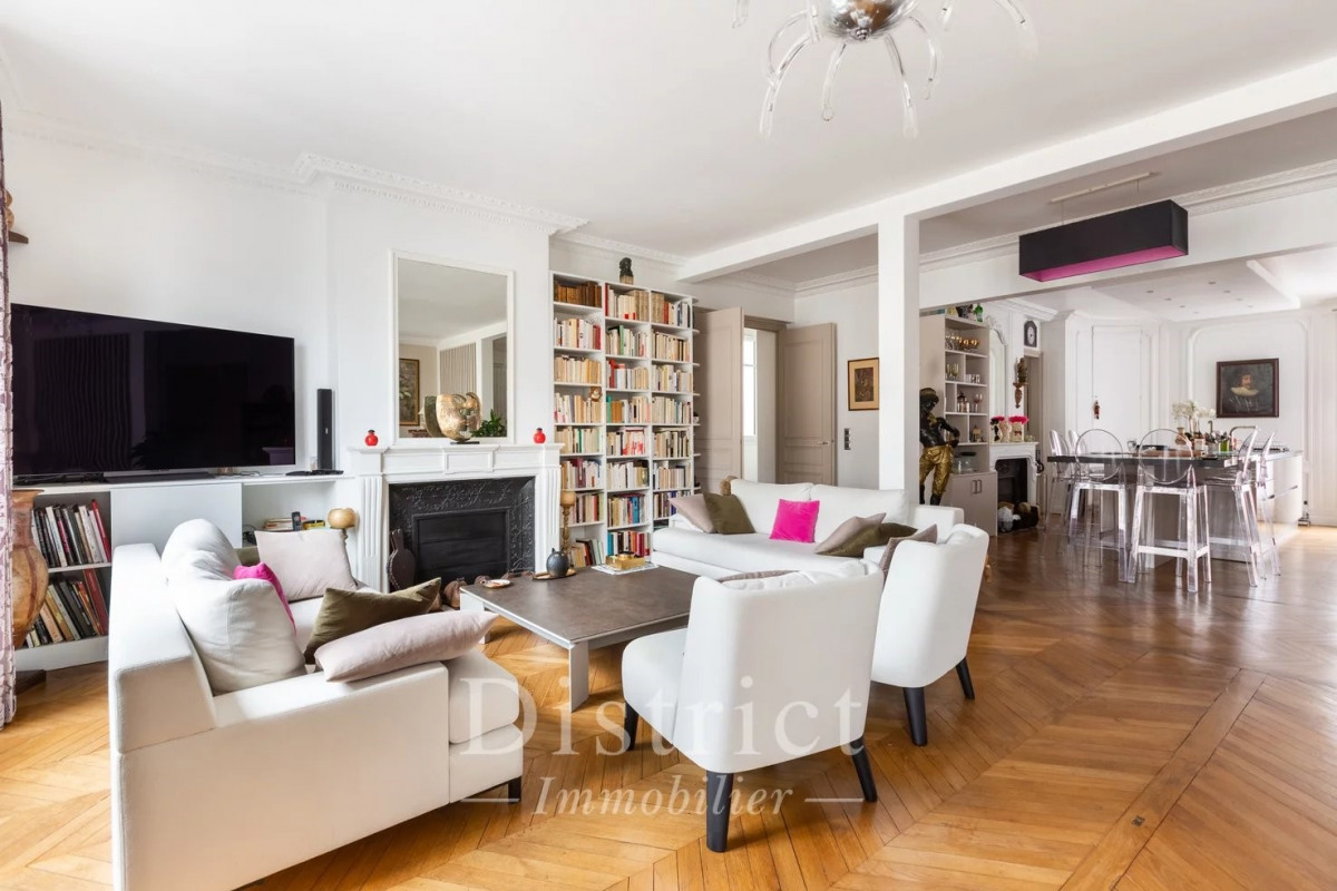 Pereire/Malesherbes. Crossing 6-room apartment of 182 sqm with balcony.