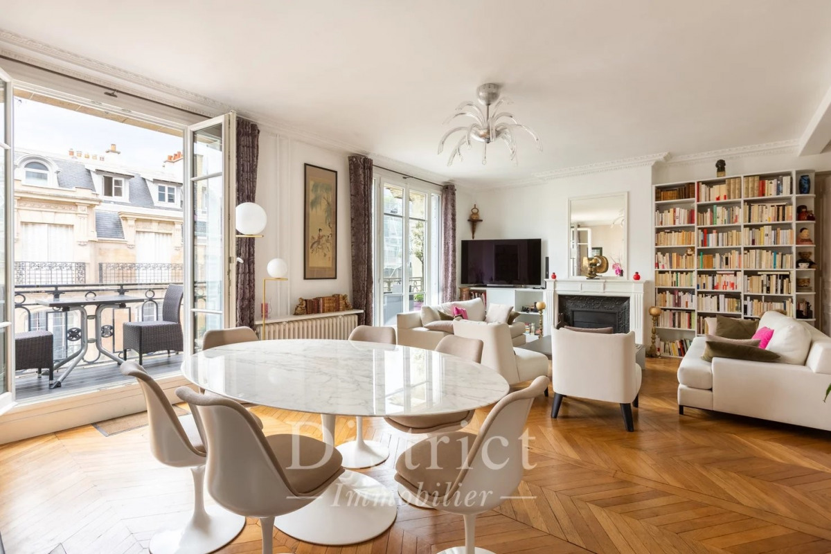 Pereire/Malesherbes. Crossing 6-room apartment of 182 sqm with balcony.