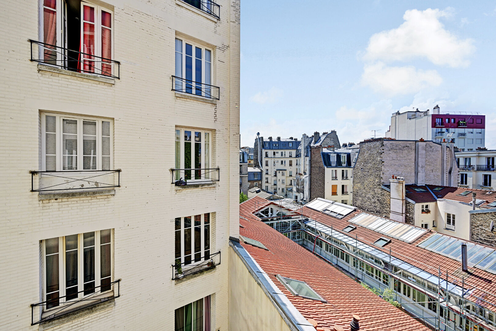Southeast-facing 18sqm apartment with elevator in Paris 11