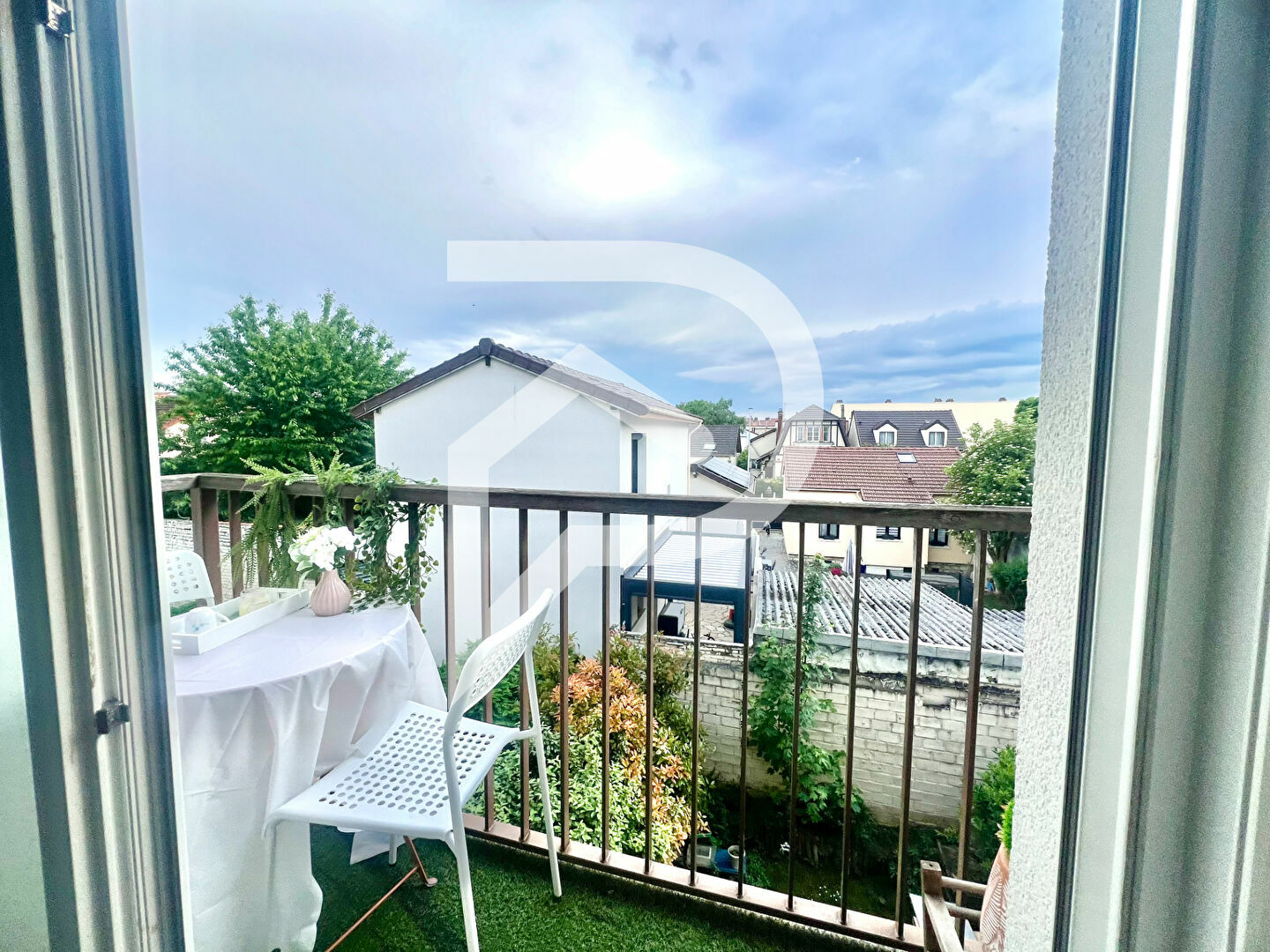 Rue Gabriel Péri- Quelques mètres de la ligne 14- Appartement 3 pièces de 61 m2 en excellent état avec balcon & parking ? Calme absolu sur cour