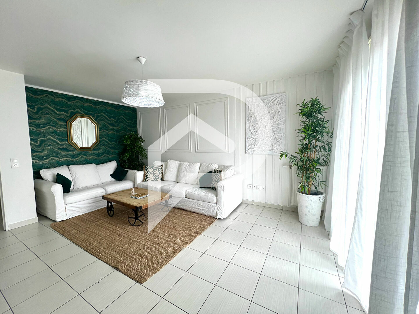 Rue Gabriel Péri- Quelques mètres de la ligne 14- Appartement 3 pièces de 61 m2 en excellent état avec balcon & parking ? Calme absolu sur cour