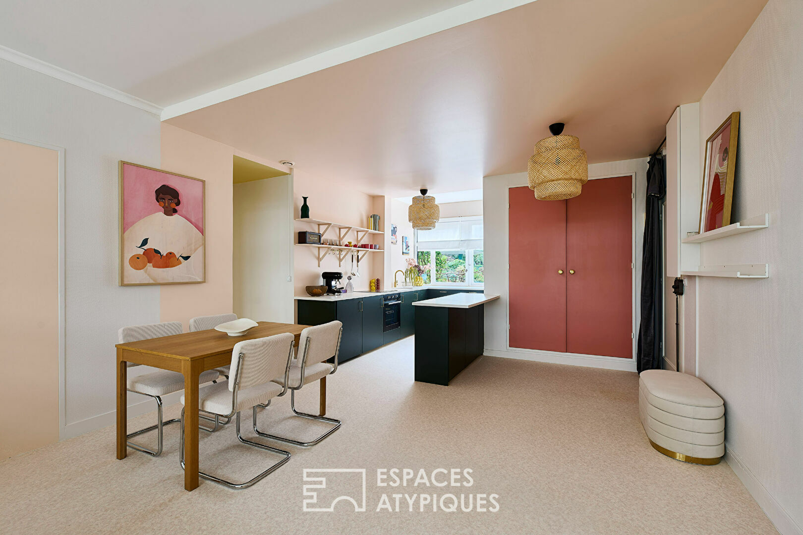 Renovated ground-floor apartment with garden access