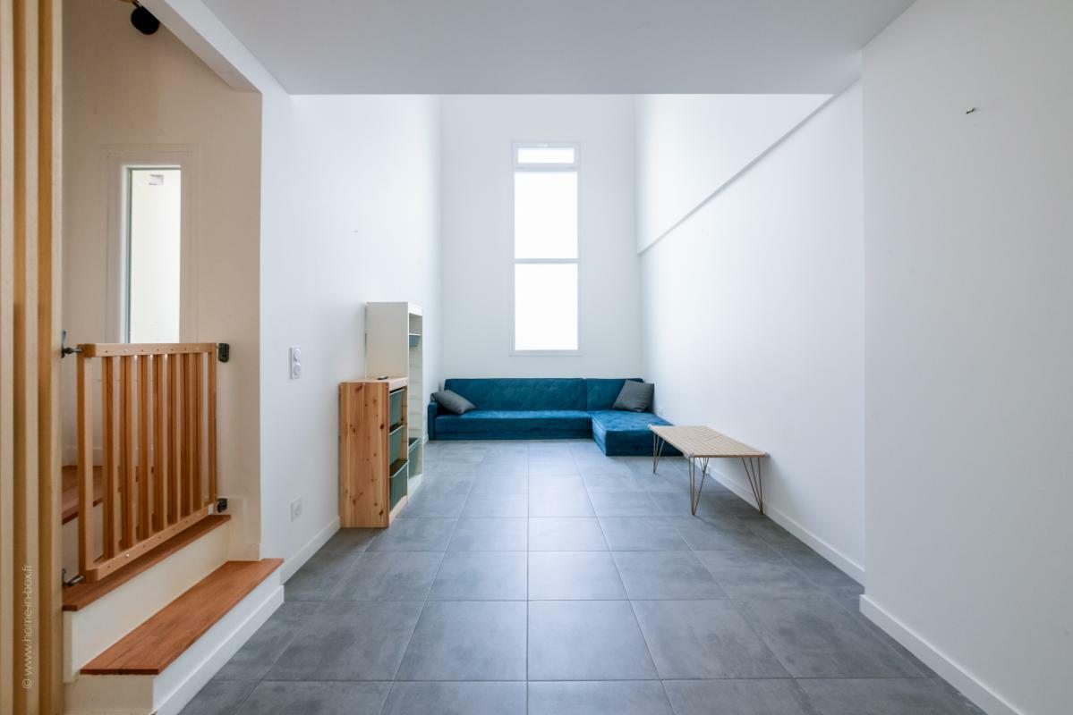 Bright 30 sqm apartment with 2 bedrooms, ideally located near amenities.