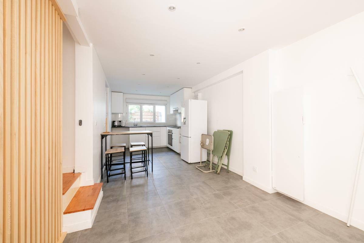 Bright 30 sqm apartment with 2 bedrooms, ideally located near amenities.