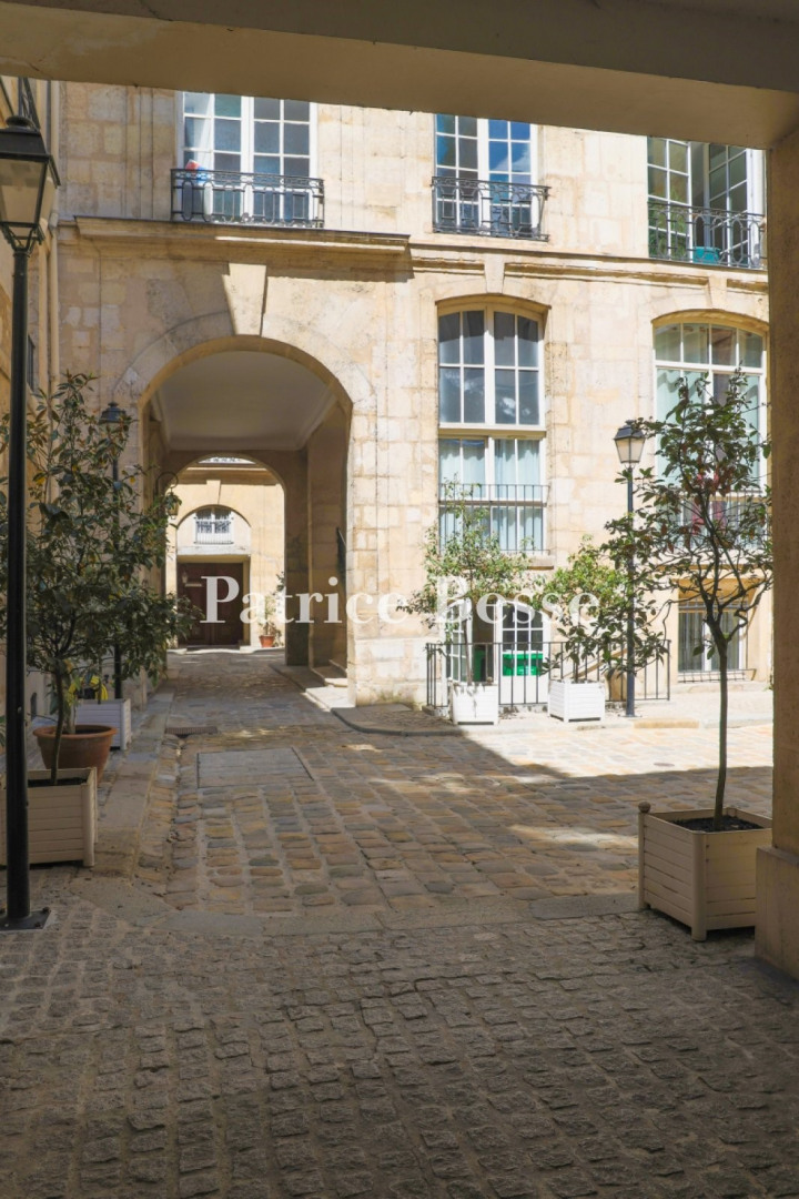 Au coeur du 1er arrondissement, dans un prestigieux hôtel partic