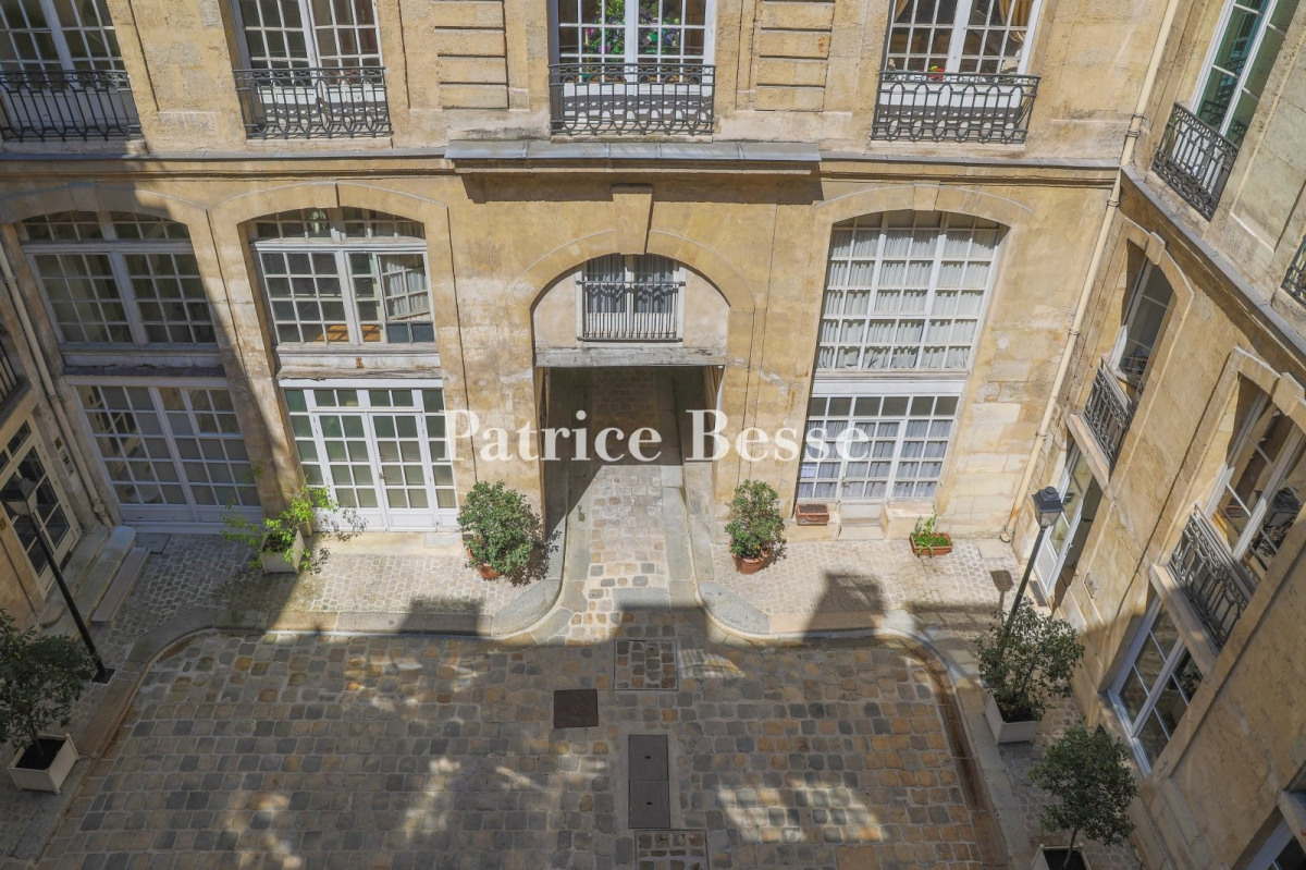Au coeur du 1er arrondissement, dans un prestigieux hôtel partic