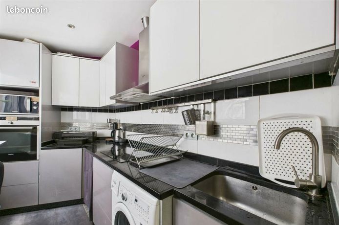 Studio 27 sqm Paris Anvers Metro