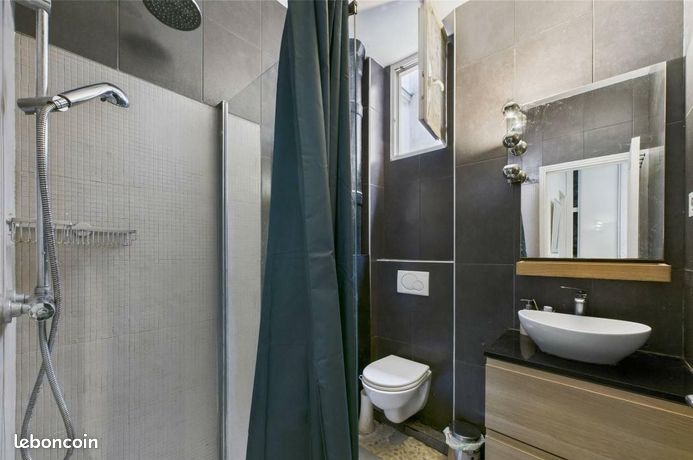 Studio 27 sqm Paris Anvers Metro