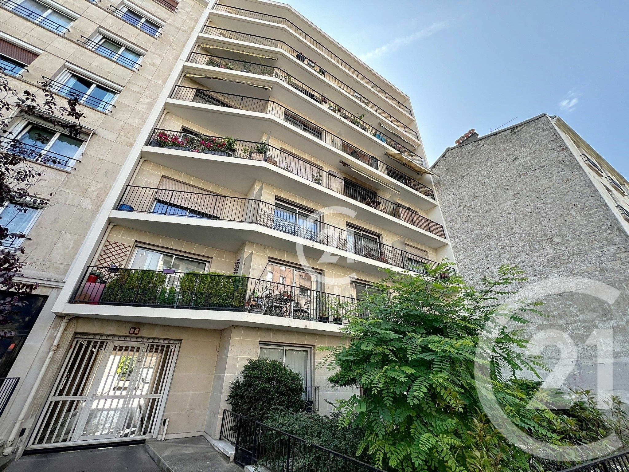 Bright 2-bedroom 56 sqm apartment with balcony in Montreuil Bobillot