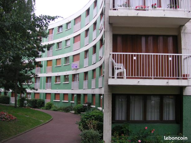 Studio in a secure residence with parking, storage, and elevator - City center - Le Perreux
