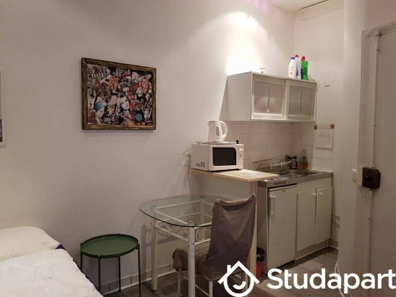 15 sqm apartment for rent in PARIS 8