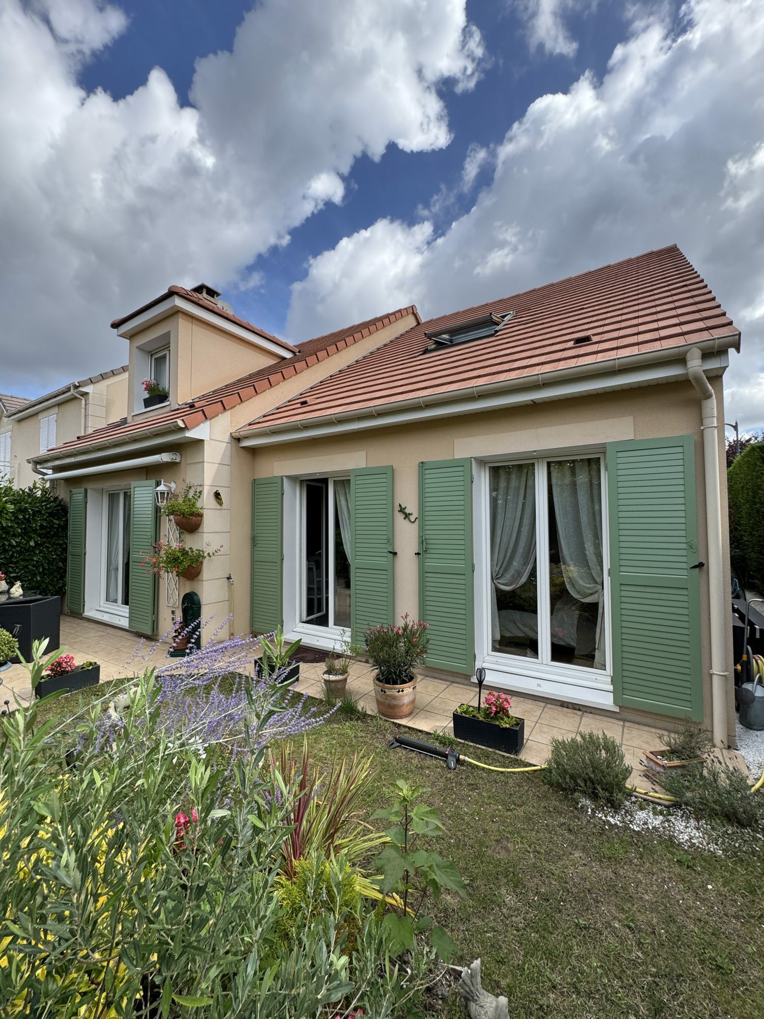 House for sale in Verneuil-sur-Seine.