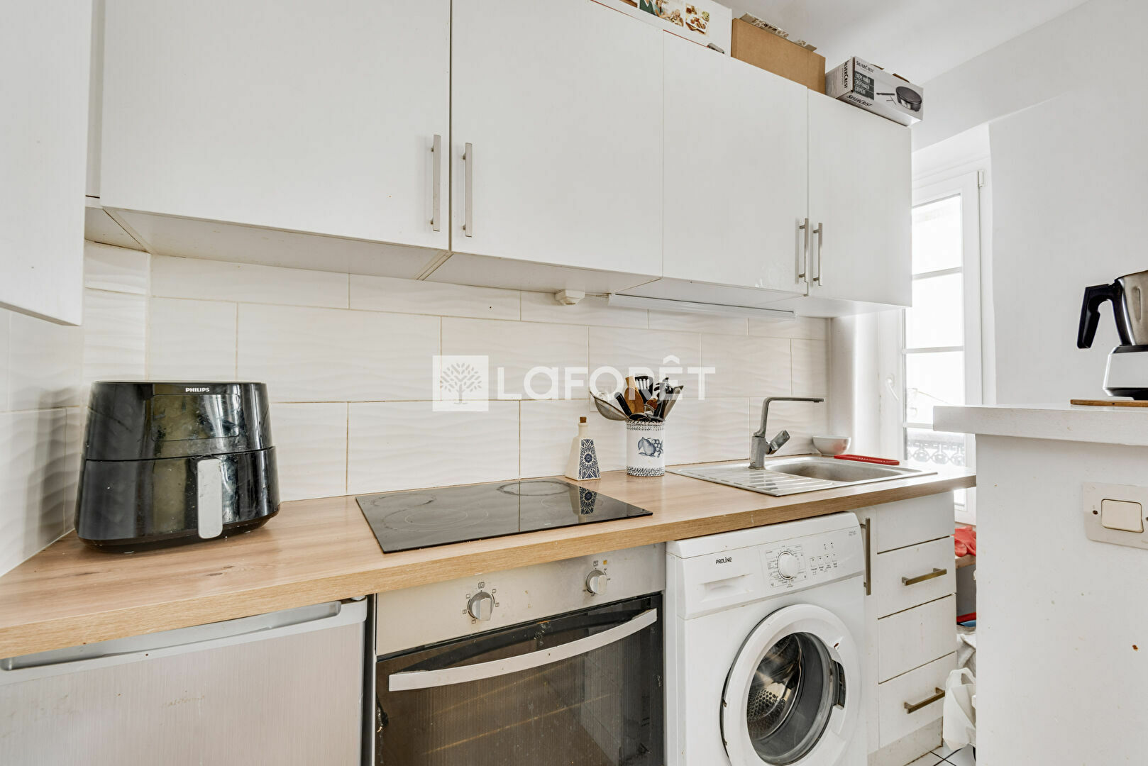 Bright and quiet property located near shops.