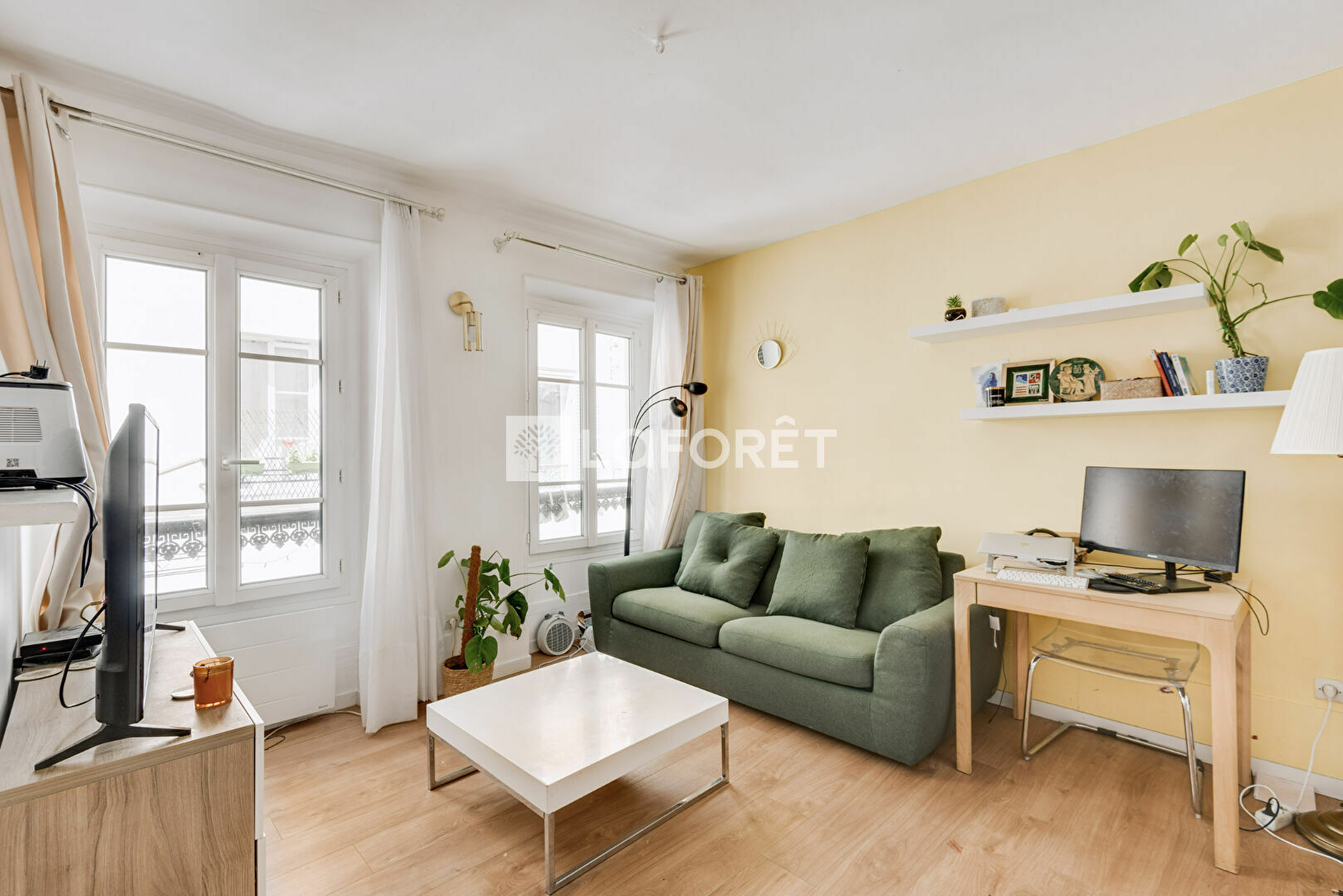 Bright and quiet property located near shops.