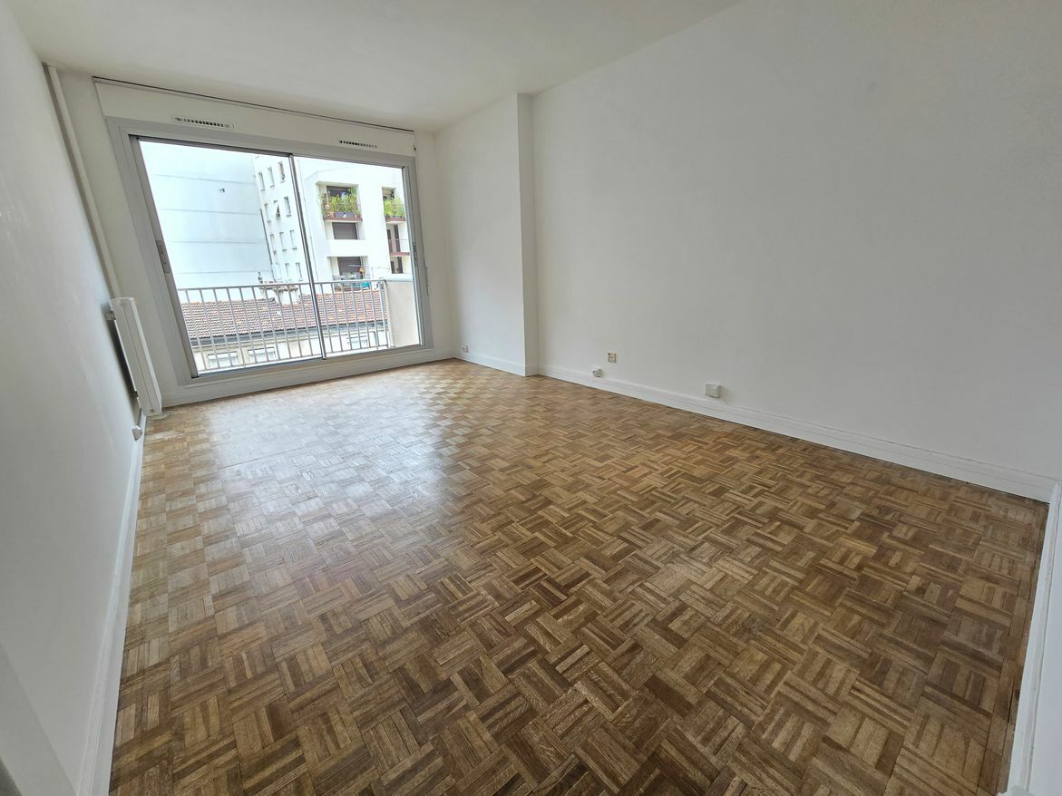 For sale: 46 sqm apartment in PARIS 15.