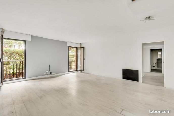 3-Bedroom Apartment 82 sqm with Cellar & Parking in Puteaux 92800