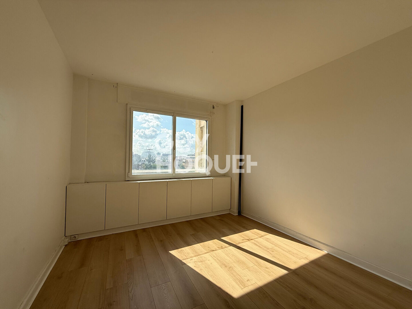 PARIS XVI Auteuil, 5 rooms, 3 bedrooms in a quiet setting with a view of the Eiffel Tower