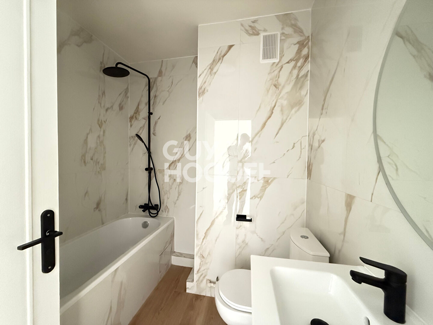 PARIS XVI Auteuil, 5 rooms, 3 bedrooms in a quiet setting with a view of the Eiffel Tower