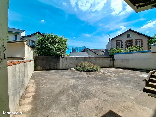 10-room building in Cachan (94230)