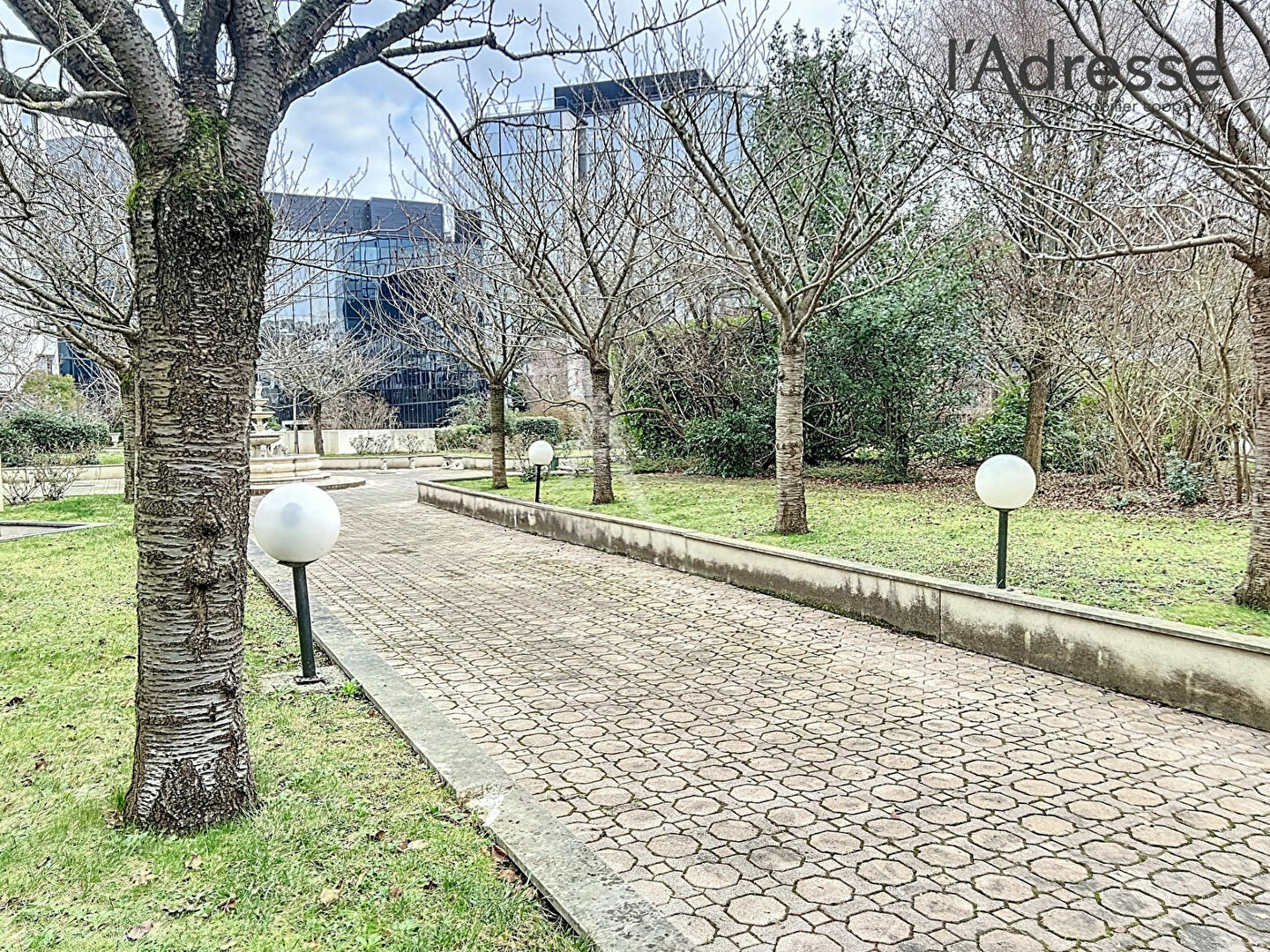 Suresnes (City Center) - 4 rooms of 108 sqm - Terraces - Garden - Parking - Cellar