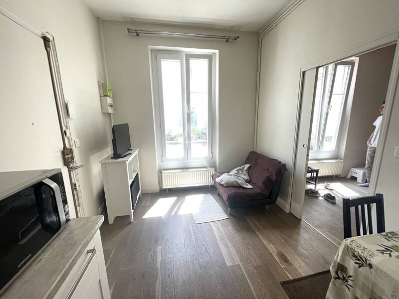 T2 26 mq luminoso cortile pavimentato Parigi 18 Goutte d'Or
