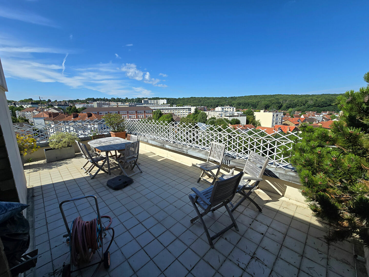 Duplex apartment in Versailles, 4 rooms, 113 sqm plus 100 sqm terrace.