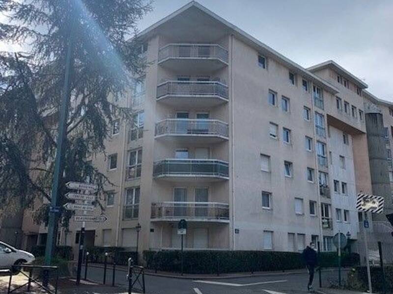 Appartement 74 m² rénové avec terrasse à La Celle Saint Cloud