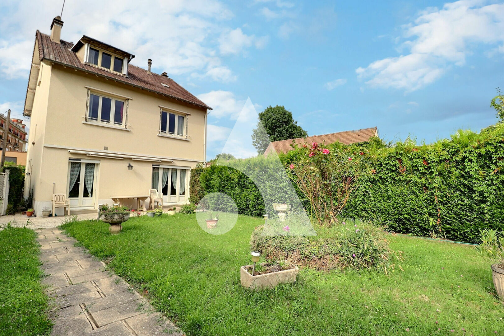 PAVILLON INDIVIUEL AVEC JARDIN - 5MN GARE