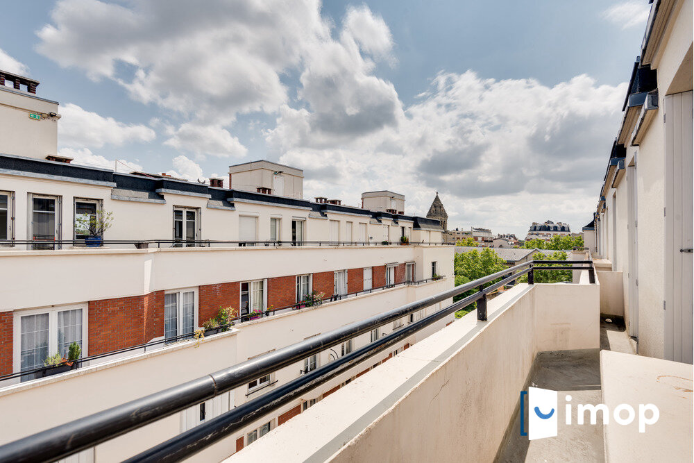 Dernier étage refait à neuf avec balcon et vue dégagée