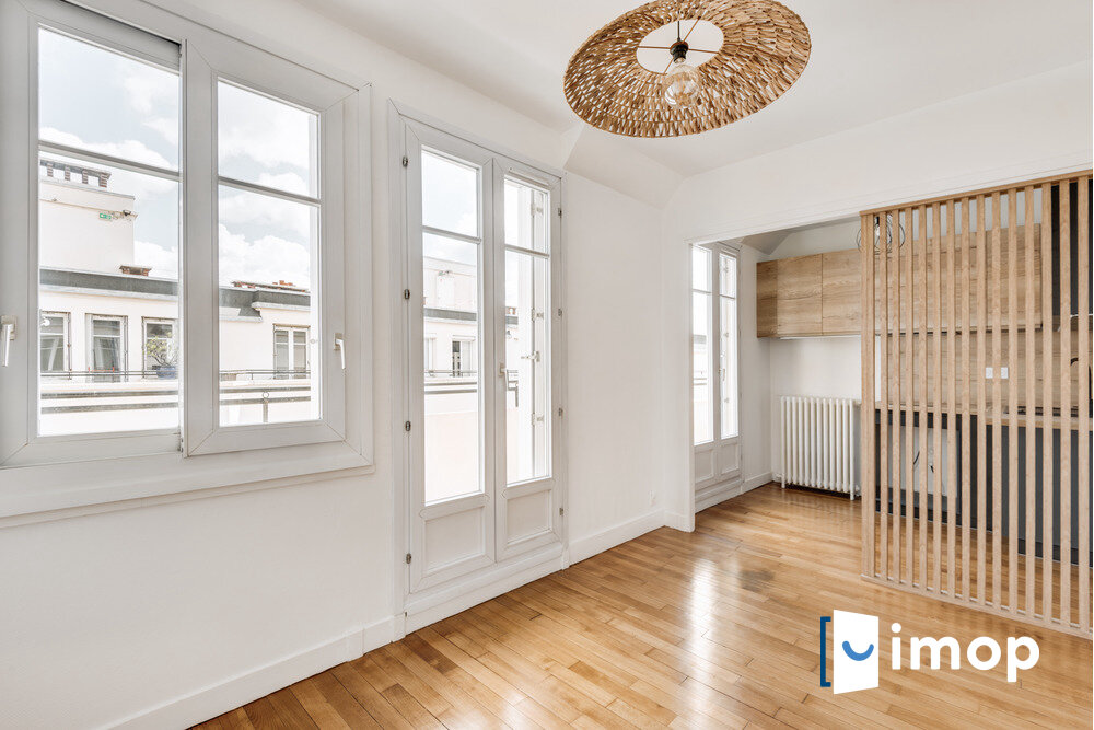Dernier étage refait à neuf avec balcon et vue dégagée