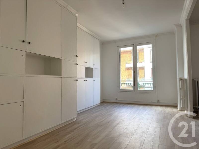 Bright 4-room apartment 94 sqm in Paris 19 near metro