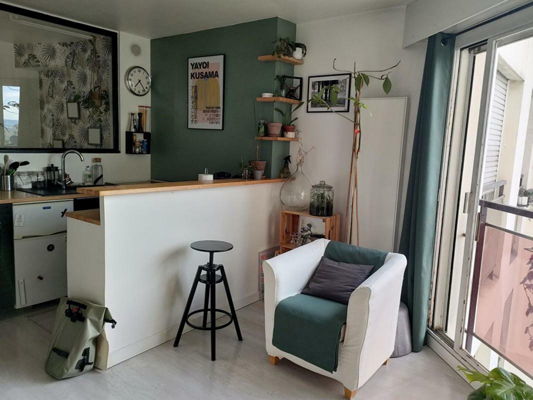 New T2 27 sqm with sleeping area Paris 19, high floor, clear view