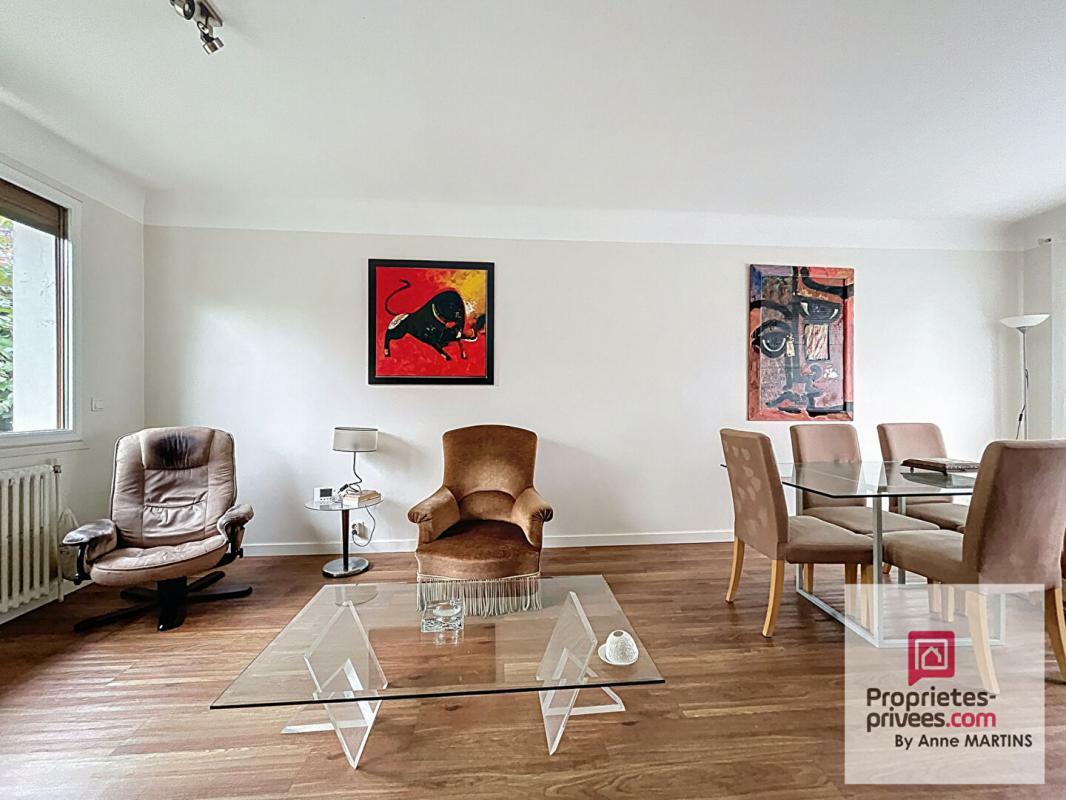 Detached house in Viry-Châtillon with full basement and garage