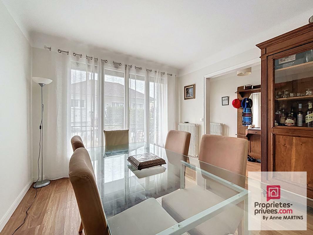 Detached house in Viry-Châtillon with full basement and garage