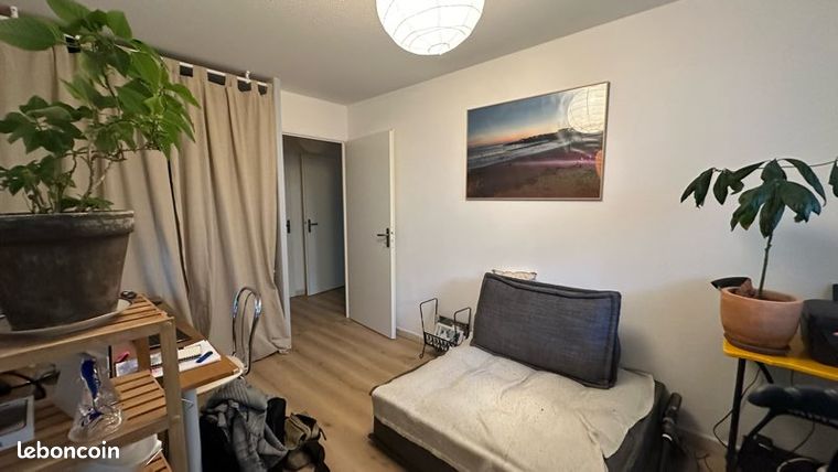 60sqm apartment with a 10sqm balcony and private parking, located 10 minutes walk from the city center.