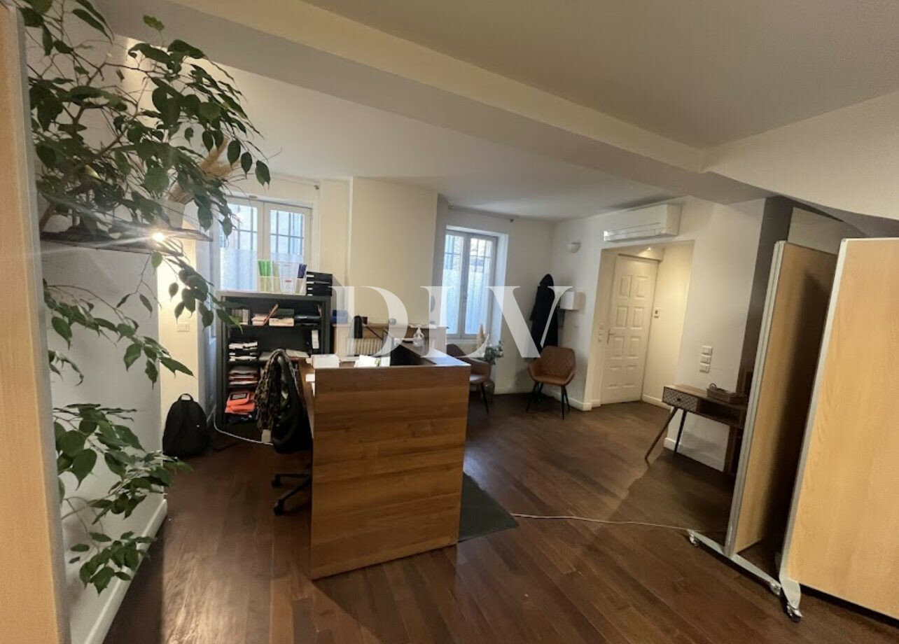 FONTAINEBLEAU CENTER - 140 sqm BUILDING WITH 5 OFFICES