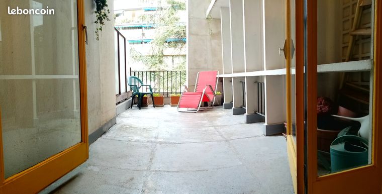Crossing apartment 97 sqm in the center of the Patrimoine 20th-century residence designed by architect Fernand Pouillon.